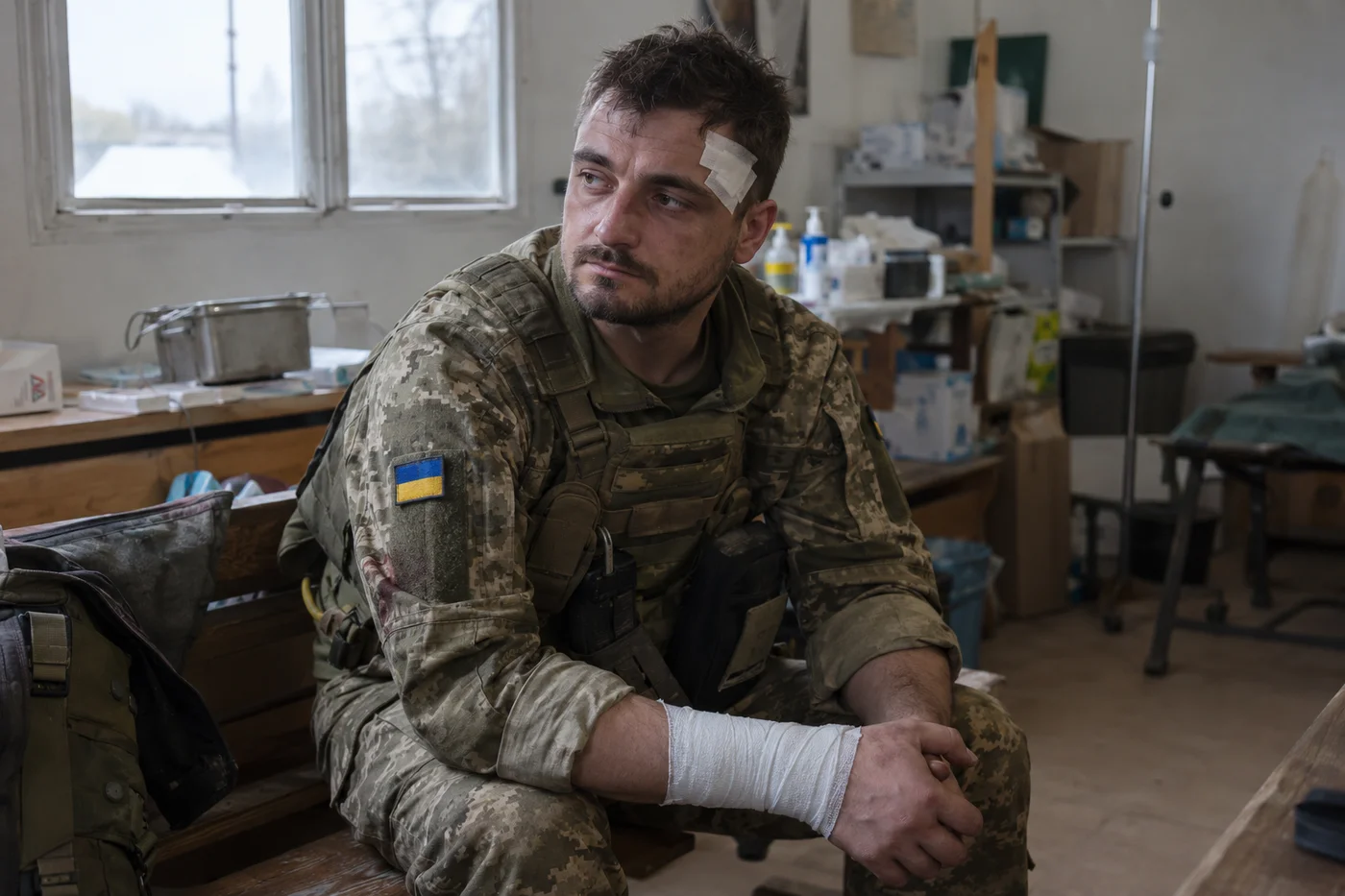 Військовослужбовець із перев’язаною рукою в приміщенні медичної допомоги